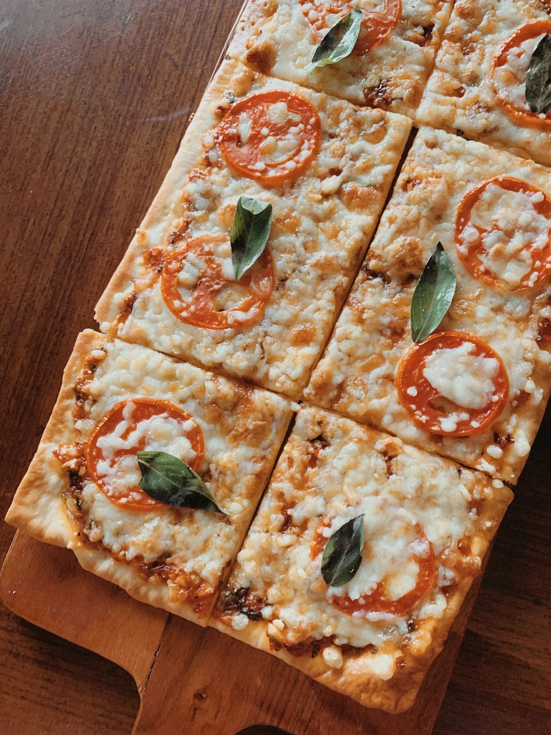 Pizza khay vuông cắt miếng