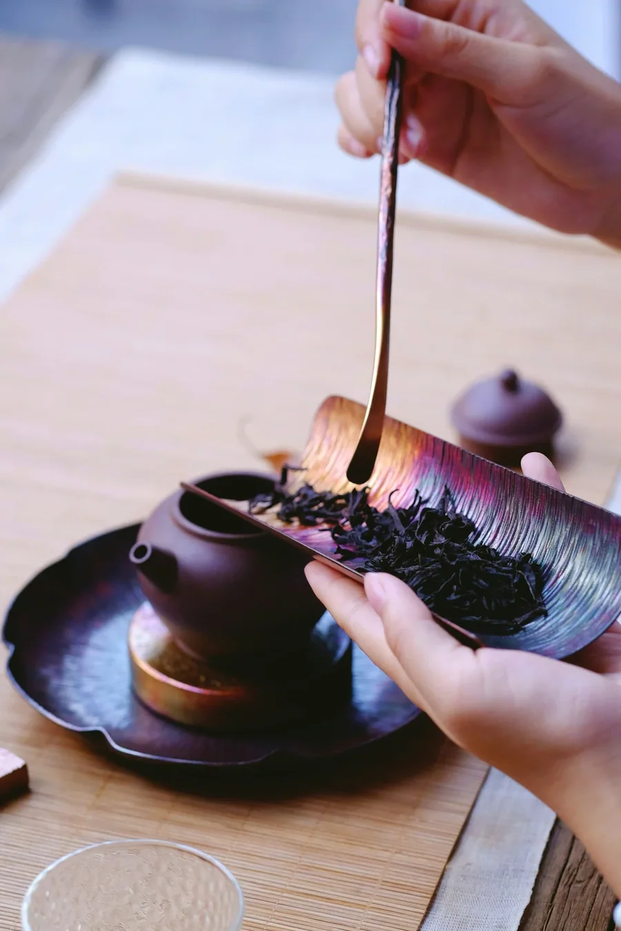 Vài bàn gỗ cạnh cửa kính
và những ấm trà pha chậm