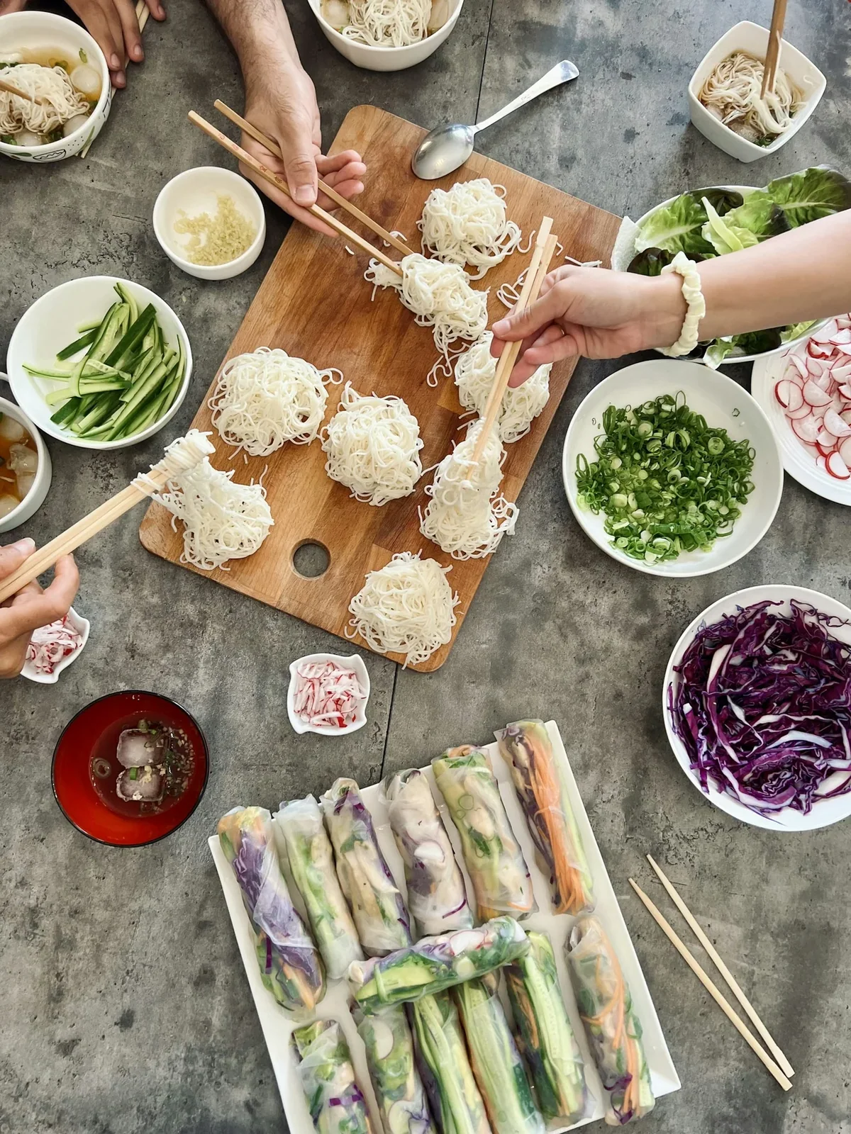Một quầy chiên nhỏ
và bếp than đầu hẻm