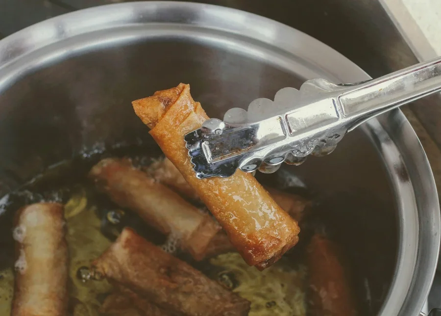 Một quầy chiên nhỏ
và bếp than đầu hẻm