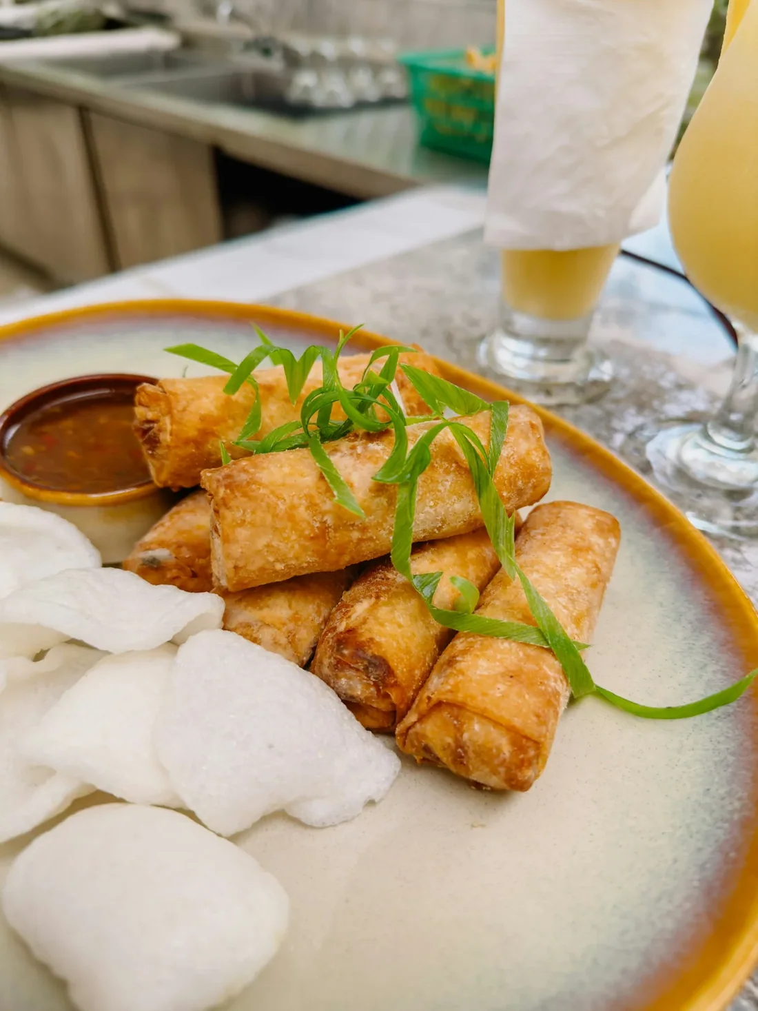Chả giò chiên và bánh phồng tôm