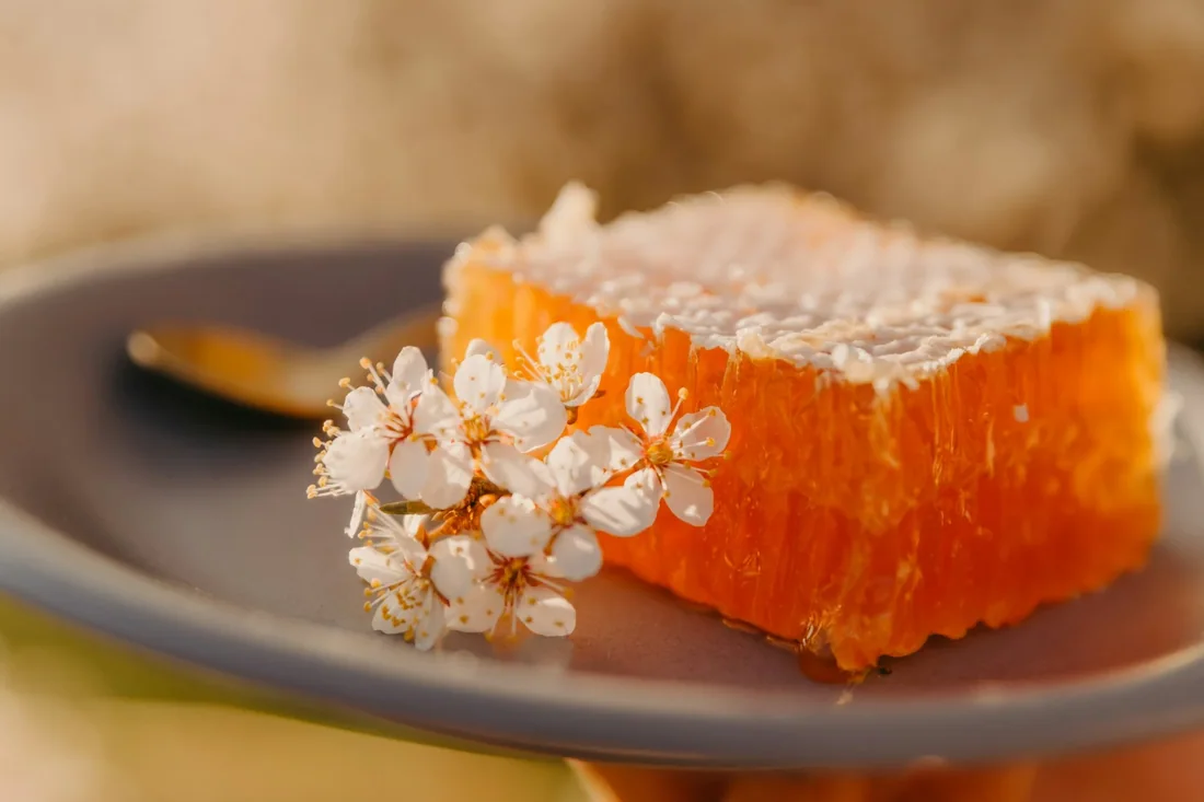 Mật ong nguyên sáp cắt miếng