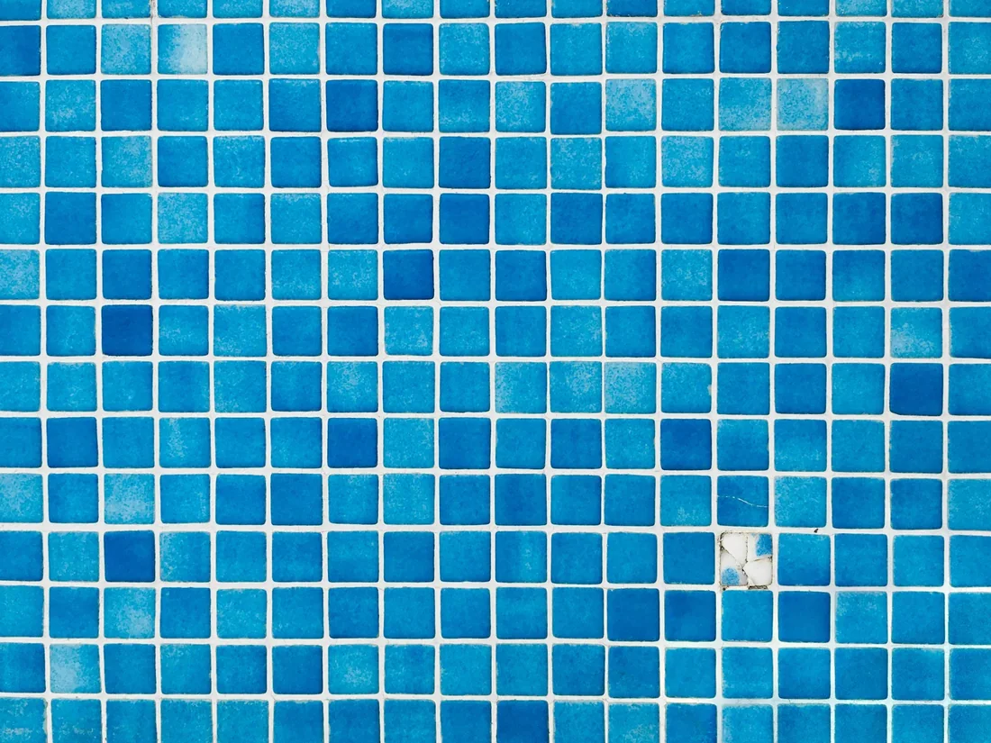 Thay gạch mosaic vỡ, trám lại ron