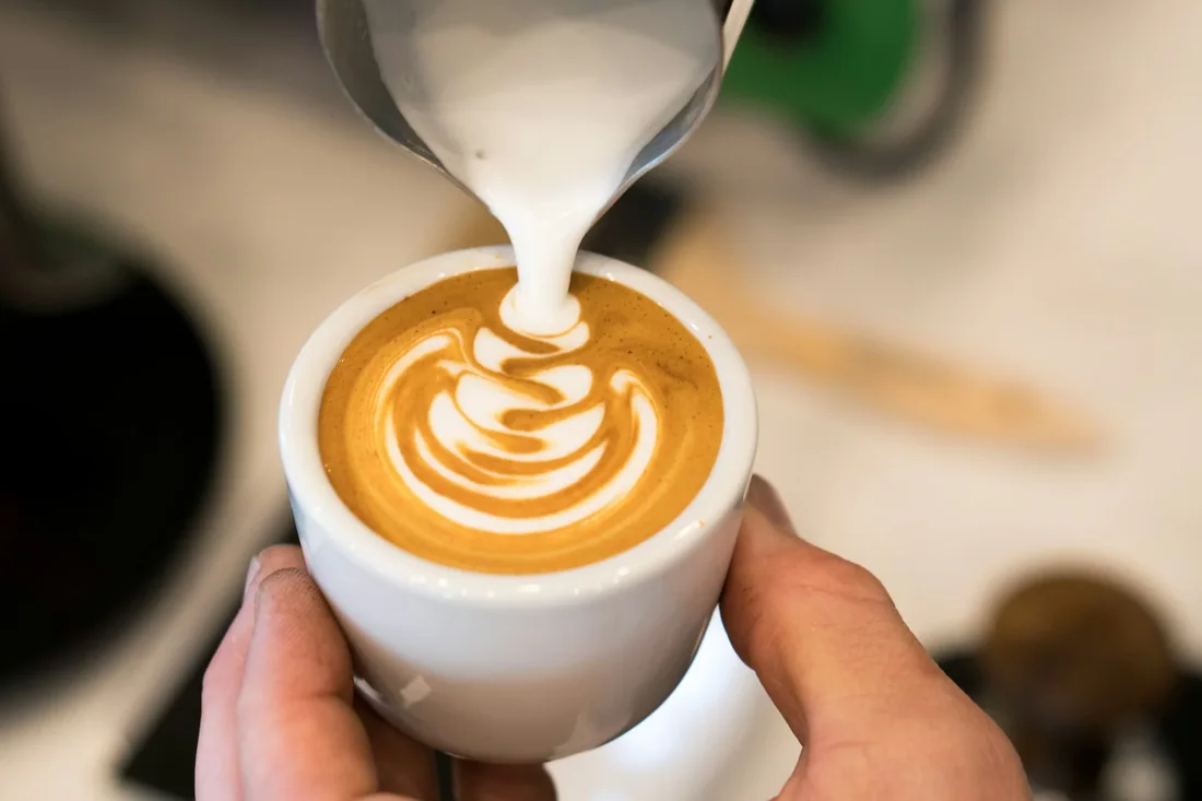 Latte art: đánh sữa và vẽ hình