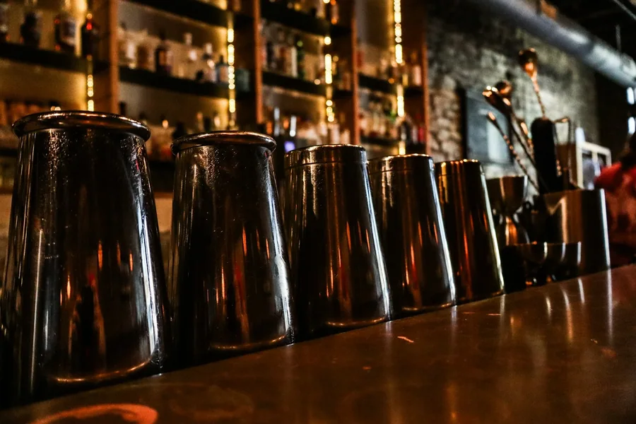 Một quầy bar để học
và vài người đứng dạy