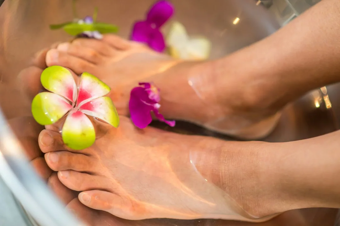 Ngâm chân nước ấm thảo mộc