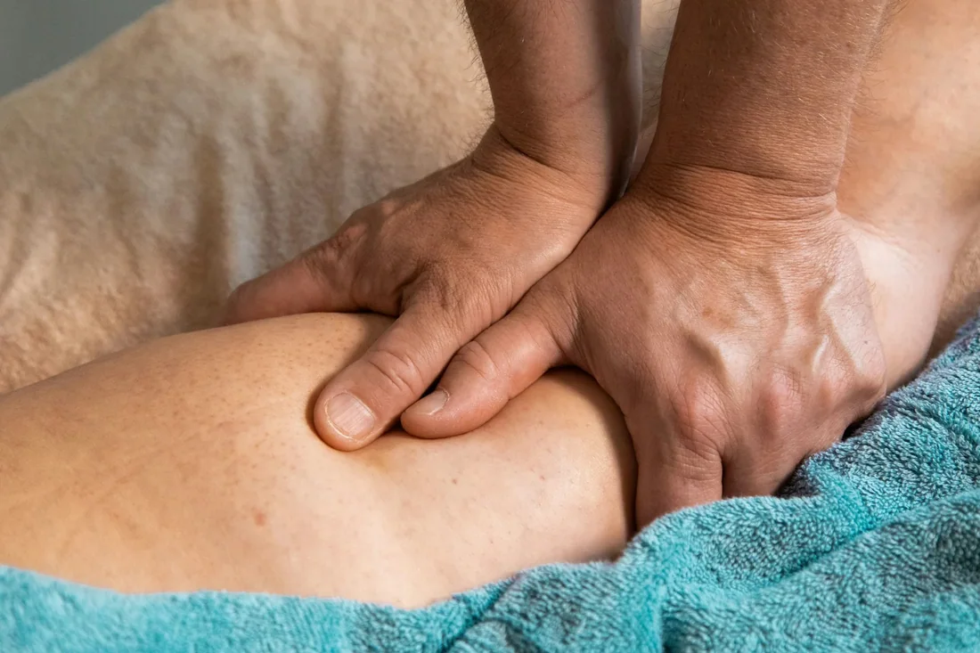 Massage bắp chân và đầu gối