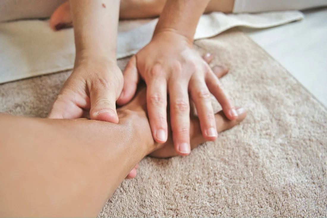 Massage tay và cẳng tay