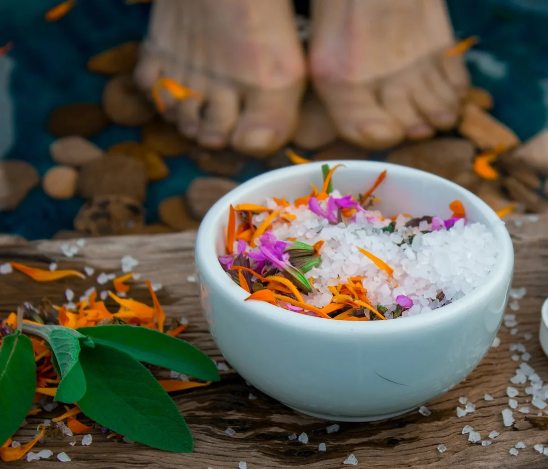 Ngâm chân muối hạt và hoa khô