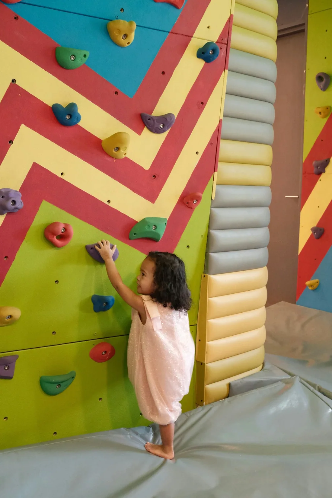Tường leo mini có đệm đỡ bên dưới