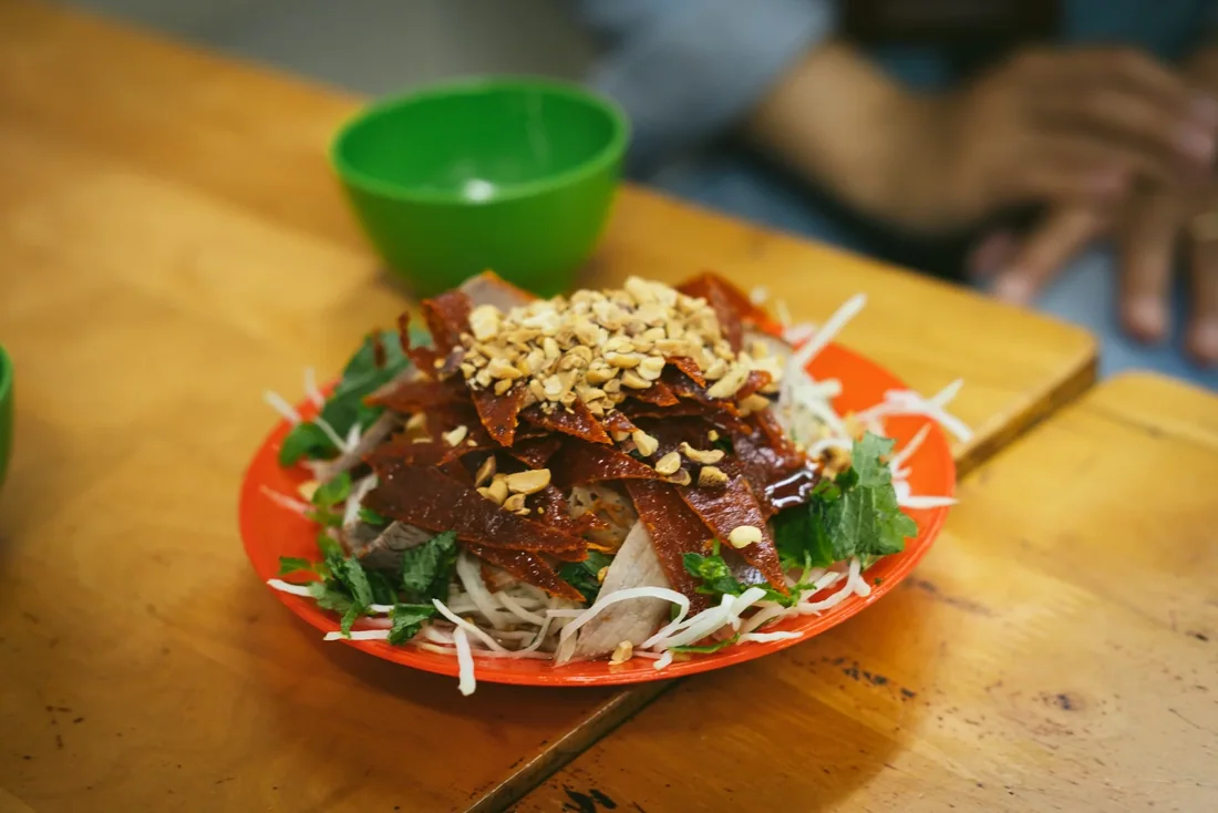 Tour ăn vặt: nộm bò khô và chè