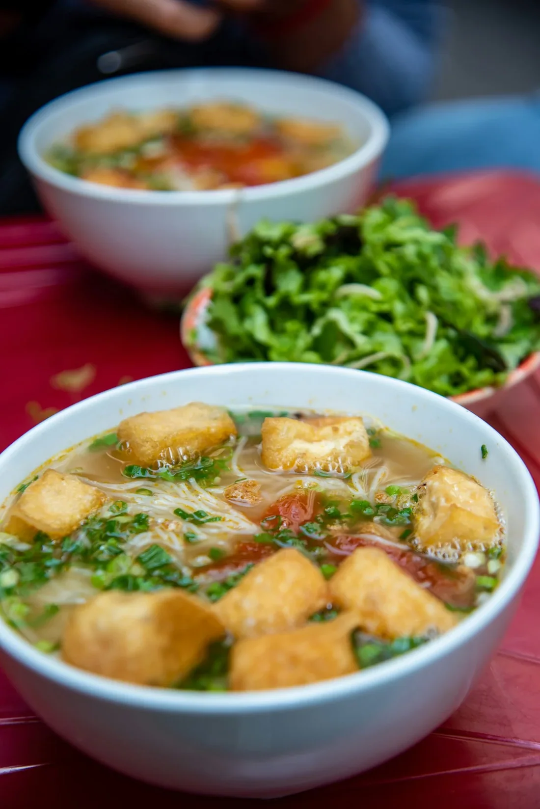 Tour đi bộ phố cổ: bún riêu và quà vặt