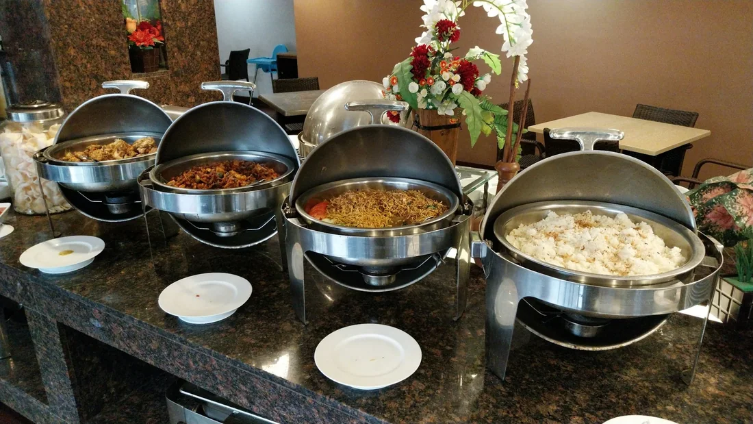 Buffet trưa cơm và món nóng