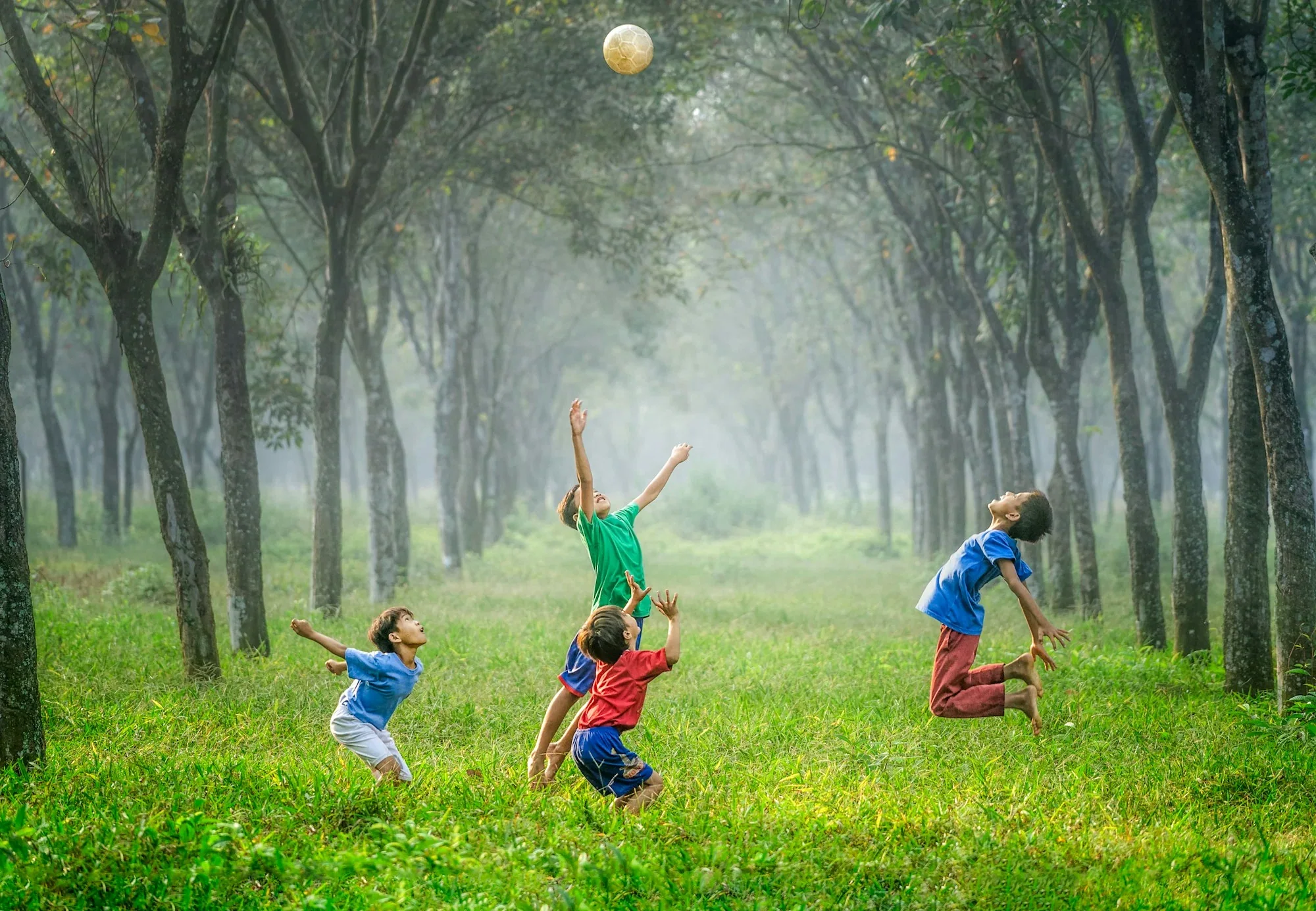 Một mùa hè chạy nhảy ngoài trời,
có người lớn để mắt từng nhóm