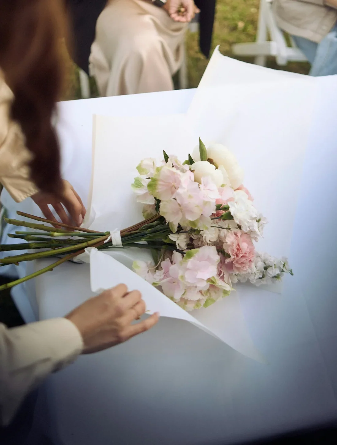 Gói bó hoa bằng giấy để tặng