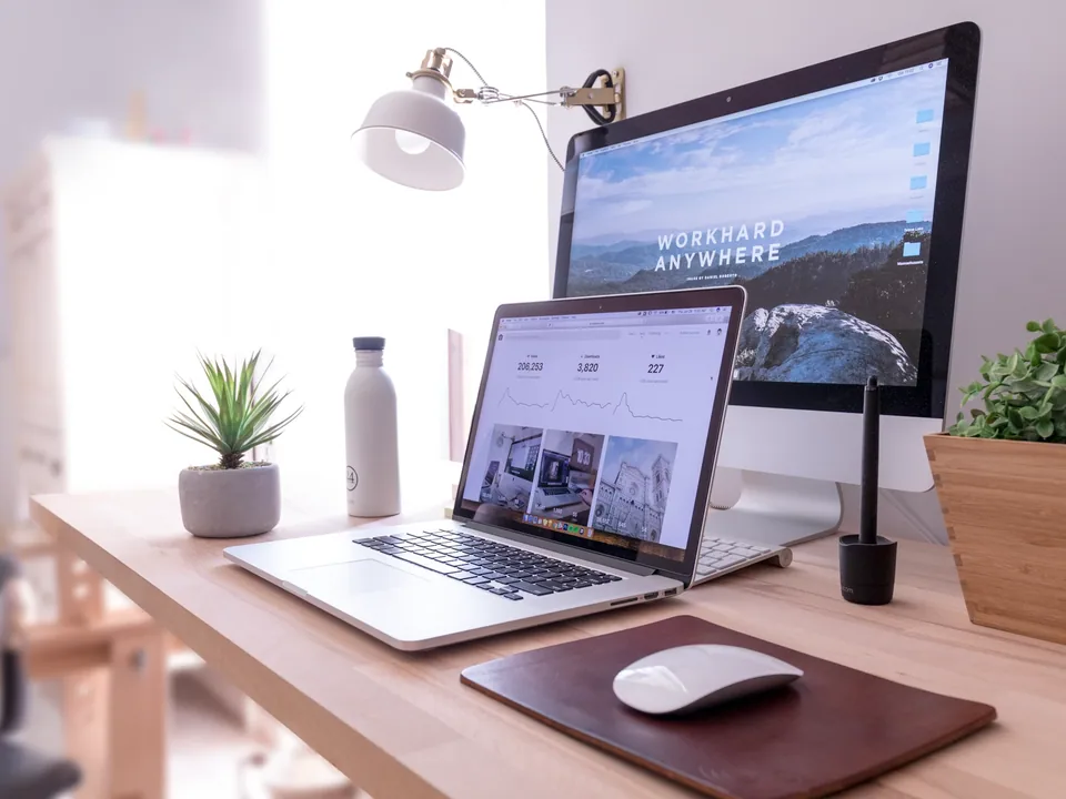 Góc làm việc với máy tính, bàn phím và các thiết bị cần cho công việc theo dõi website