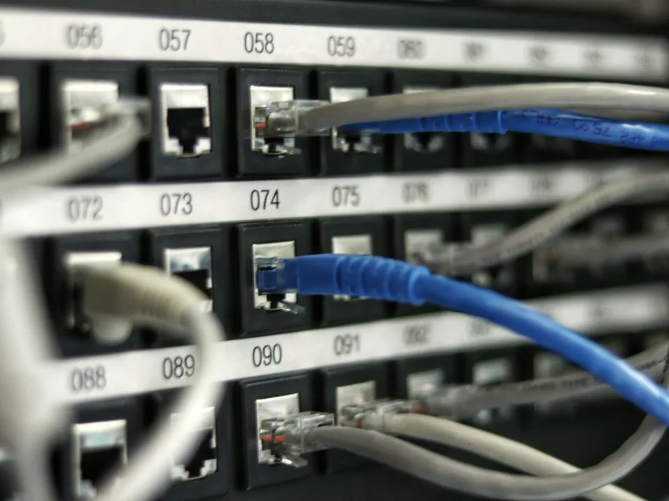 Thiết bị và các cổng kết nối mạng, minh họa hạ tầng phục vụ website
